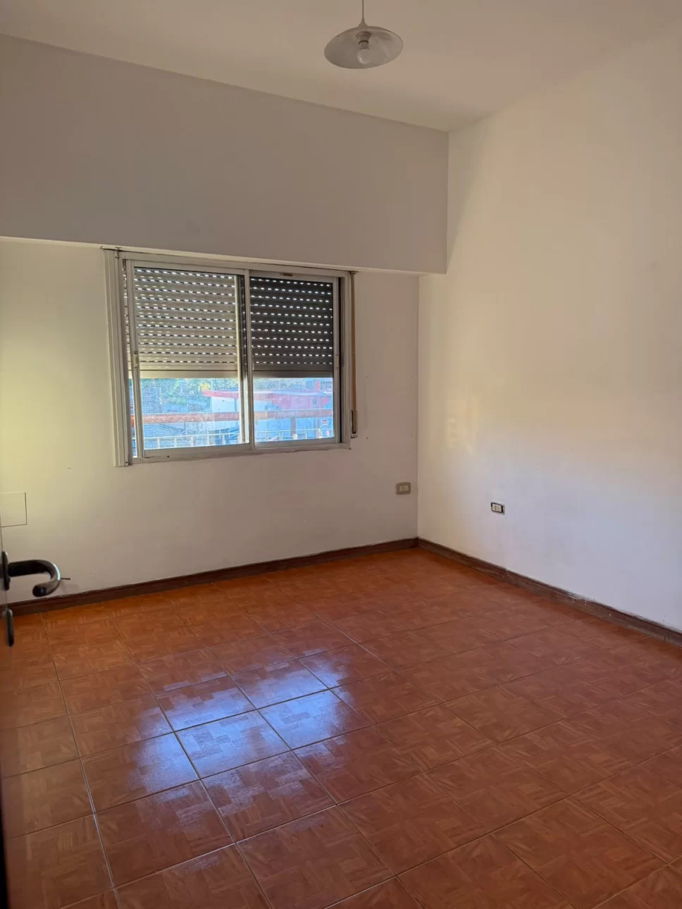 AMPLIO DEPTO DE 4 AMB. C PATIO Y BALCON