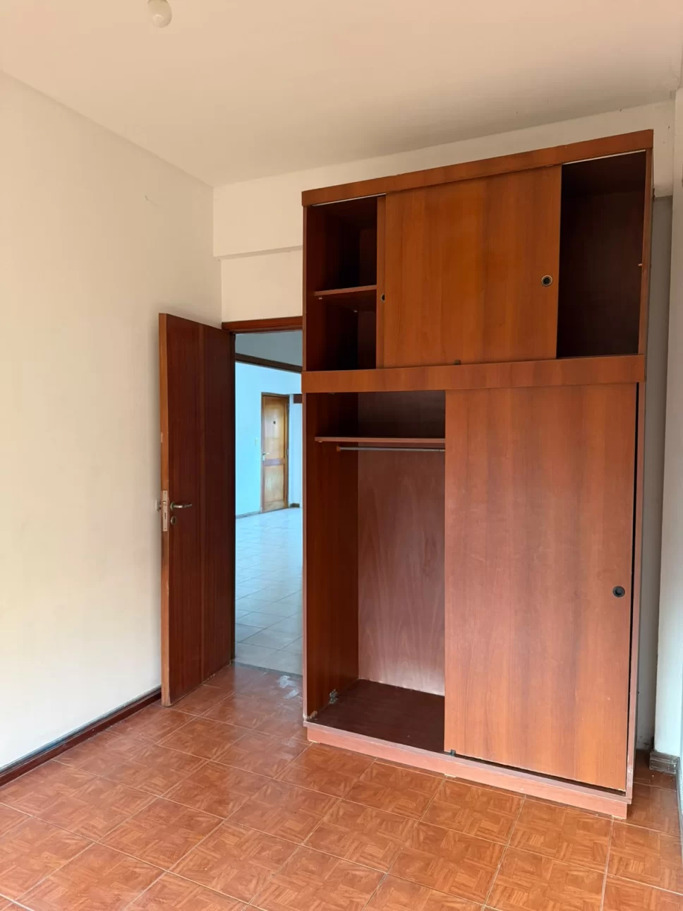 AMPLIO DEPTO DE 4 AMB. C PATIO Y BALCON