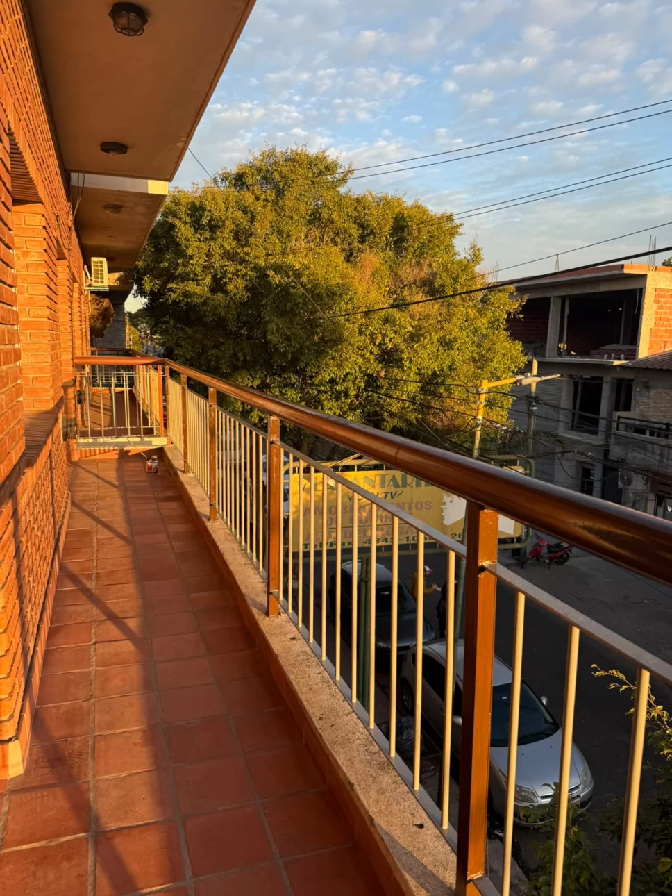 AMPLIO DEPTO DE 4 AMB. C PATIO Y BALCON