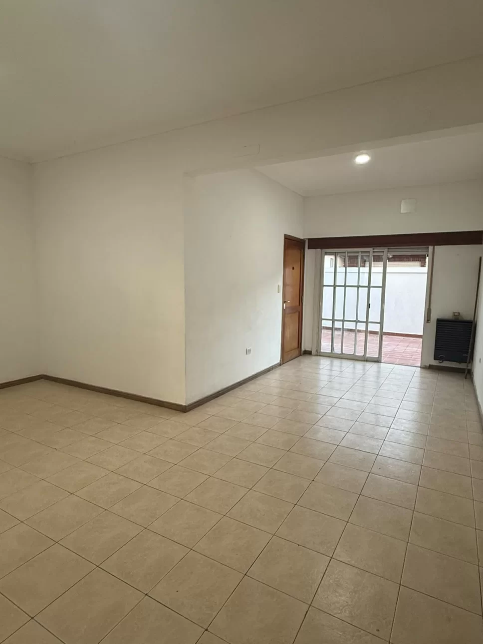 AMPLIO DEPTO DE 4 AMB. C PATIO Y BALCON