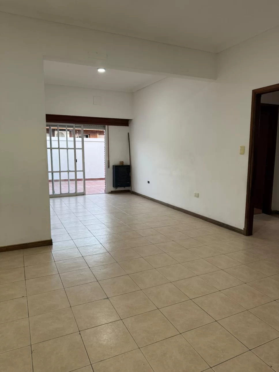 AMPLIO DEPTO DE 4 AMB. C PATIO Y BALCON