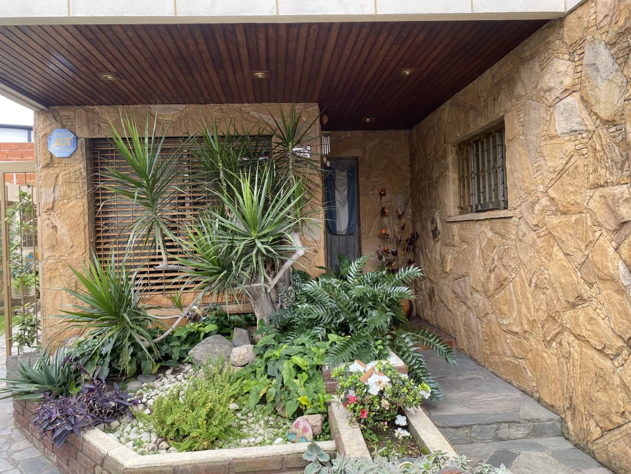 CASA DE CUATRO AMBIENTES AMUEBLADA SOBRE LOTE PROPIO