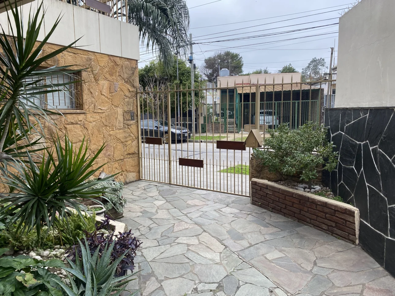 CASA DE CUATRO AMBIENTES AMUEBLADA SOBRE LOTE PROPIO