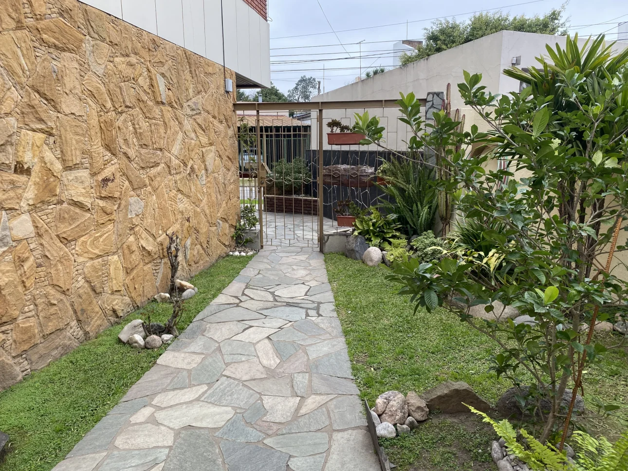 CASA DE CUATRO AMBIENTES AMUEBLADA SOBRE LOTE PROPIO