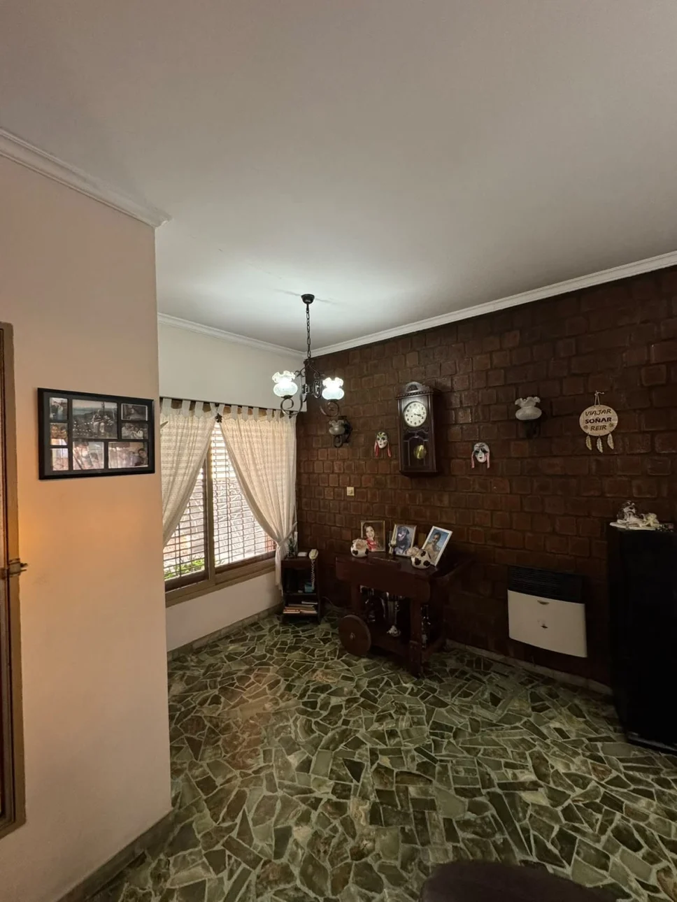 CASA DE CUATRO AMBIENTES AMUEBLADA SOBRE LOTE PROPIO