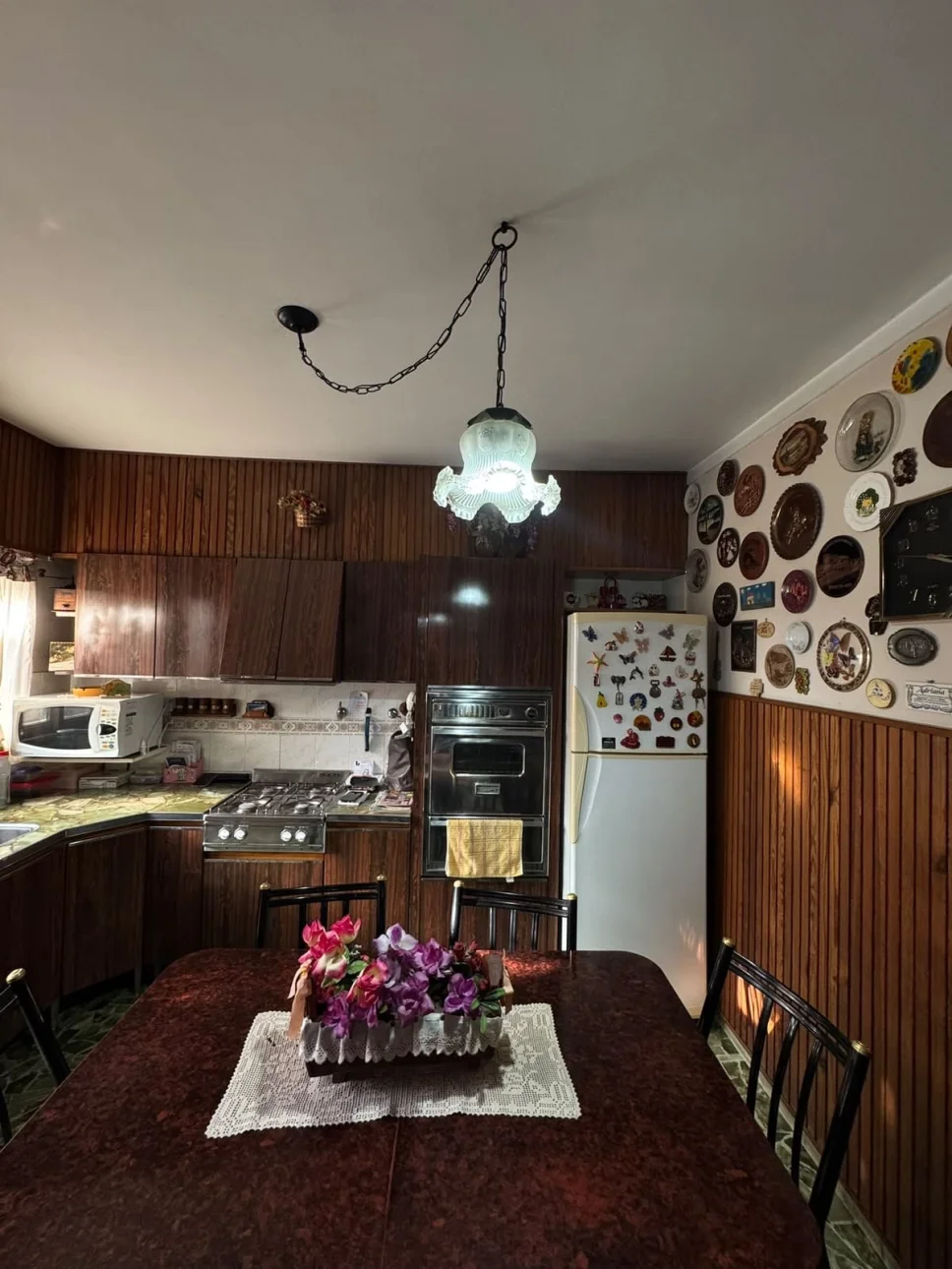 CASA DE CUATRO AMBIENTES AMUEBLADA SOBRE LOTE PROPIO