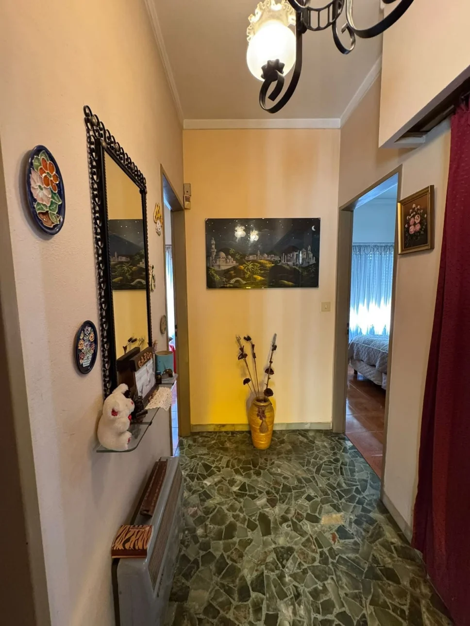 CASA DE CUATRO AMBIENTES AMUEBLADA SOBRE LOTE PROPIO