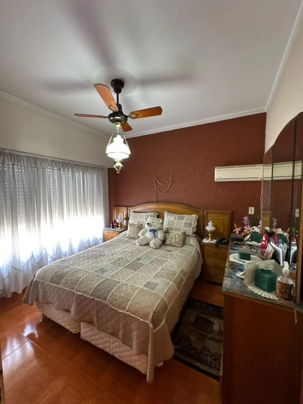 CASA DE CUATRO AMBIENTES AMUEBLADA SOBRE LOTE PROPIO