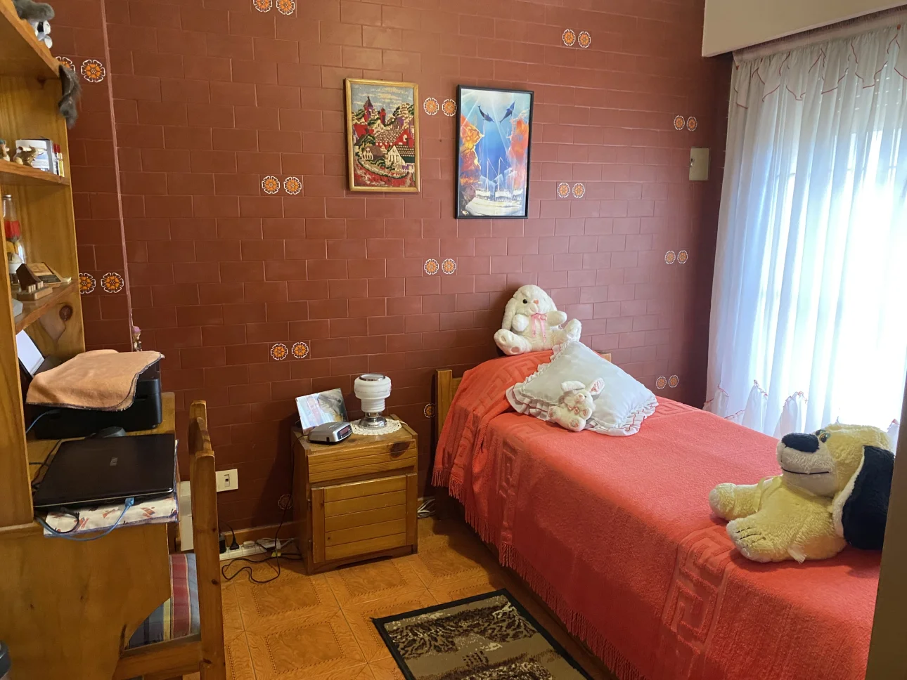 CASA DE CUATRO AMBIENTES AMUEBLADA SOBRE LOTE PROPIO