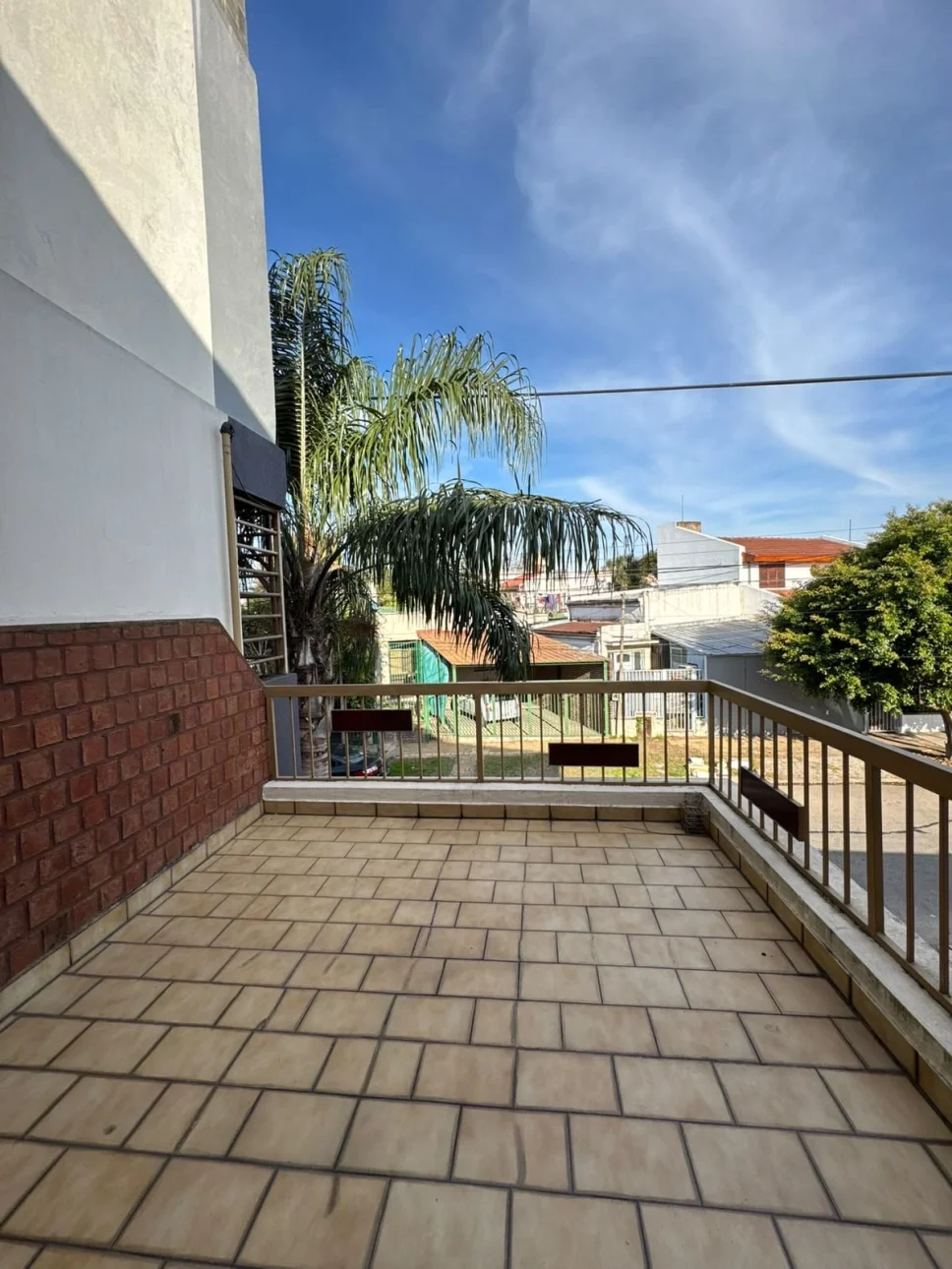 CASA DE CUATRO AMBIENTES AMUEBLADA SOBRE LOTE PROPIO