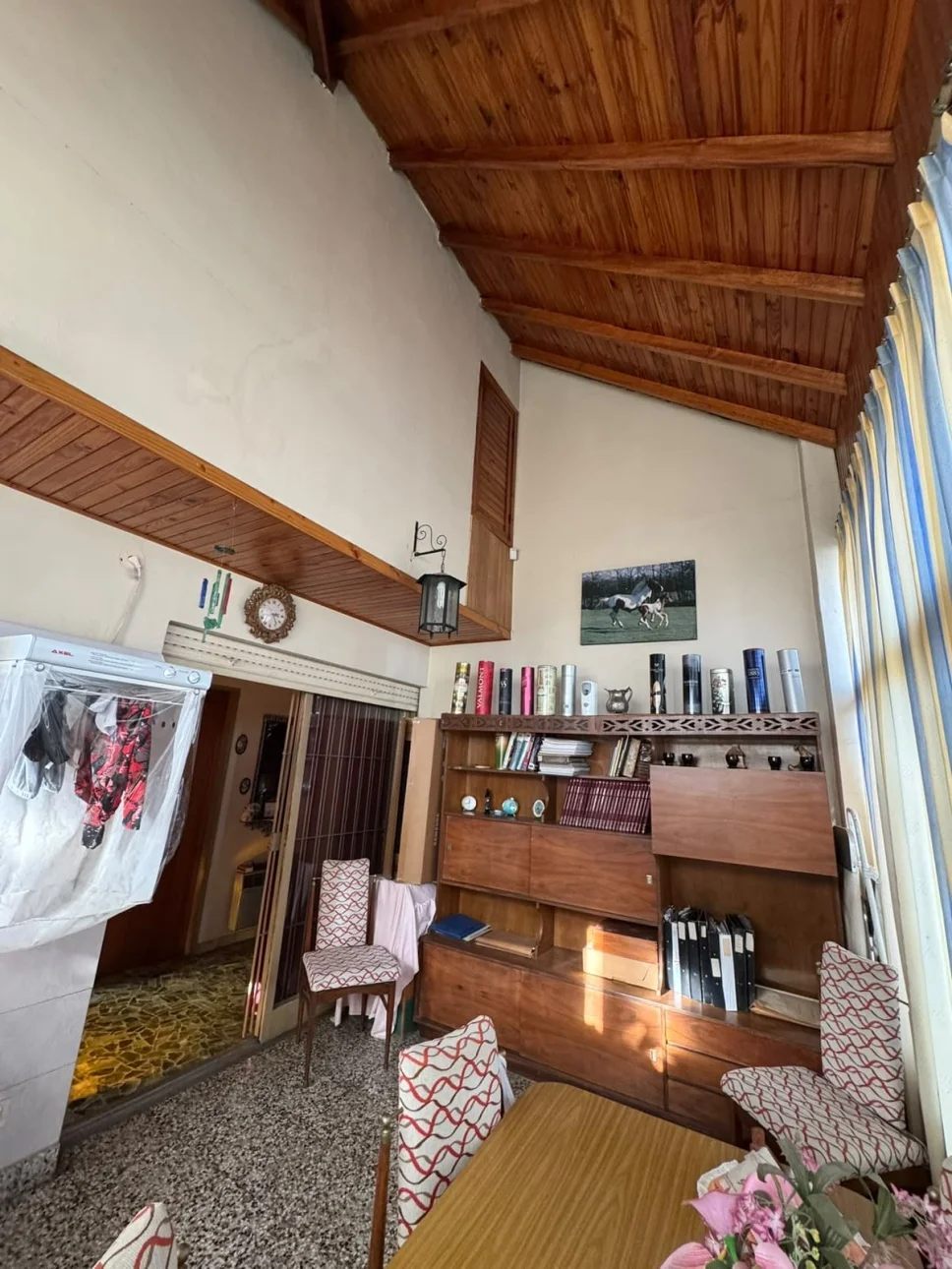 CASA DE CUATRO AMBIENTES AMUEBLADA SOBRE LOTE PROPIO