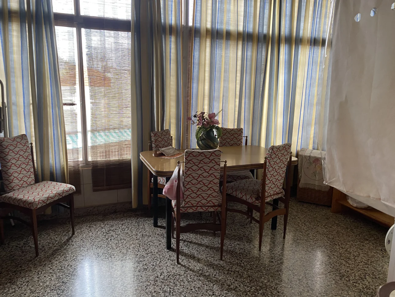 CASA DE CUATRO AMBIENTES AMUEBLADA SOBRE LOTE PROPIO