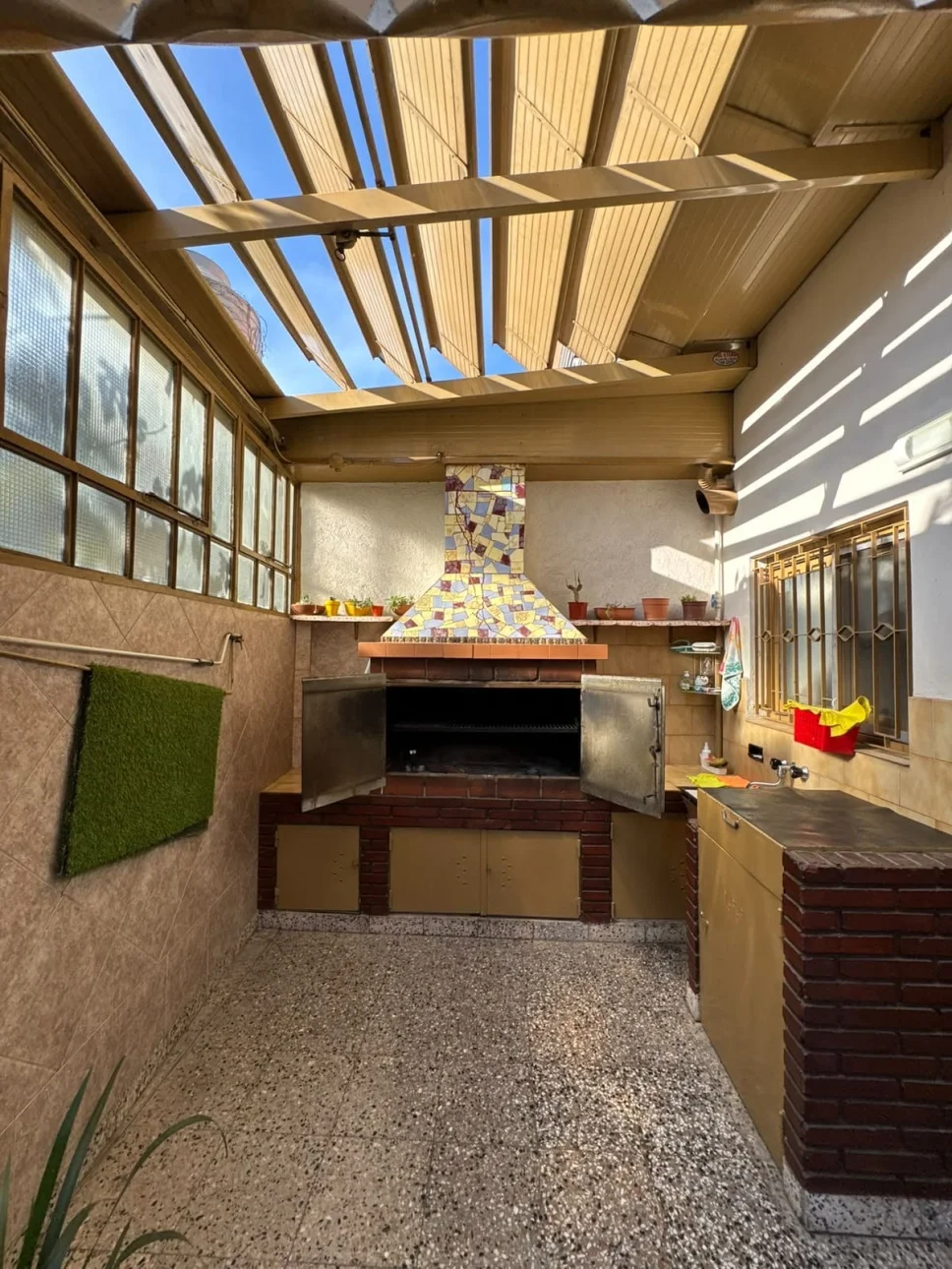 CASA DE CUATRO AMBIENTES AMUEBLADA SOBRE LOTE PROPIO