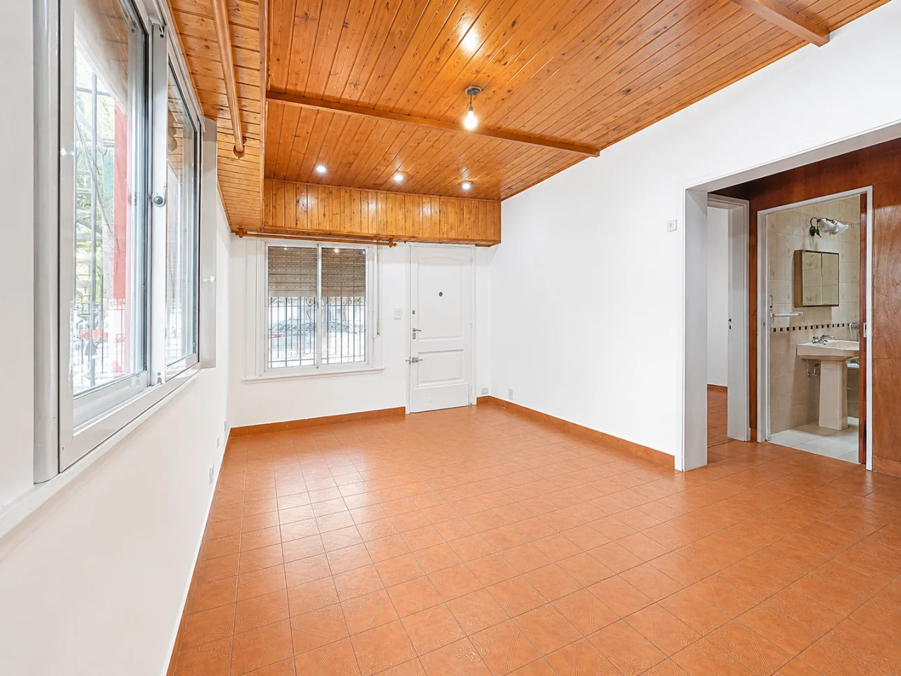 Chalet de 3 ambientes con patio y cochera