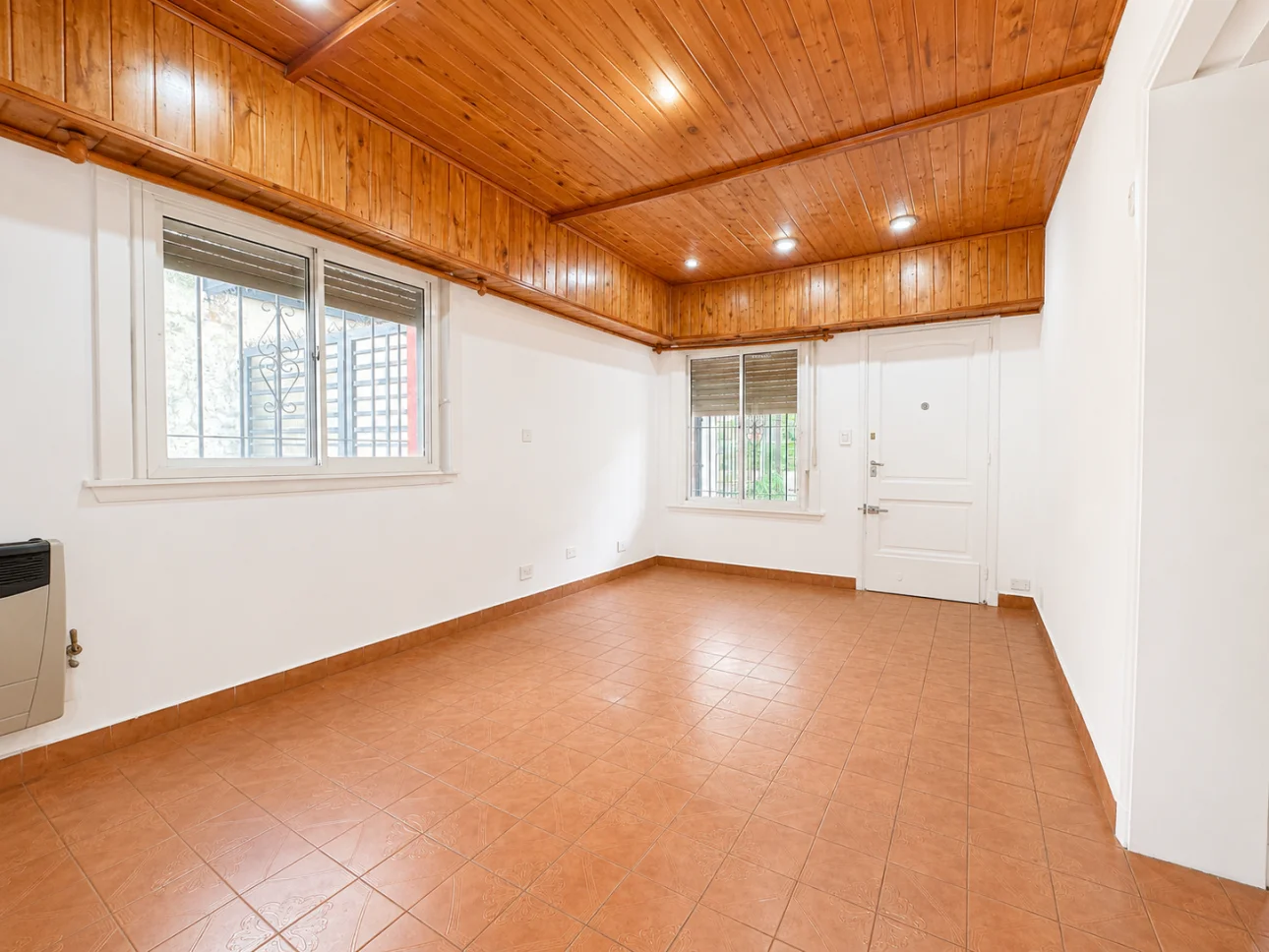 Chalet de 3 ambientes con patio y cochera