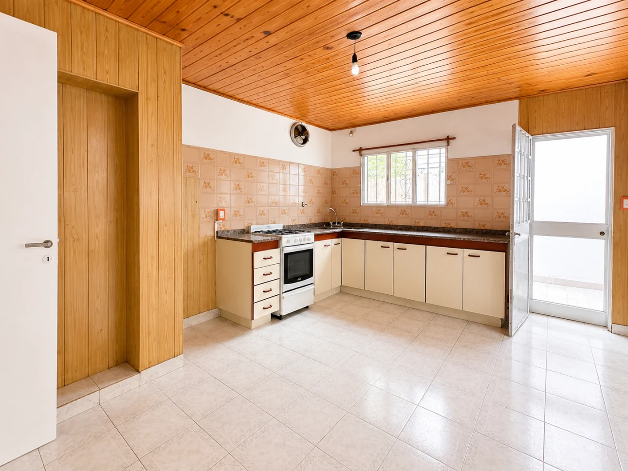 Chalet de 3 ambientes con patio y cochera