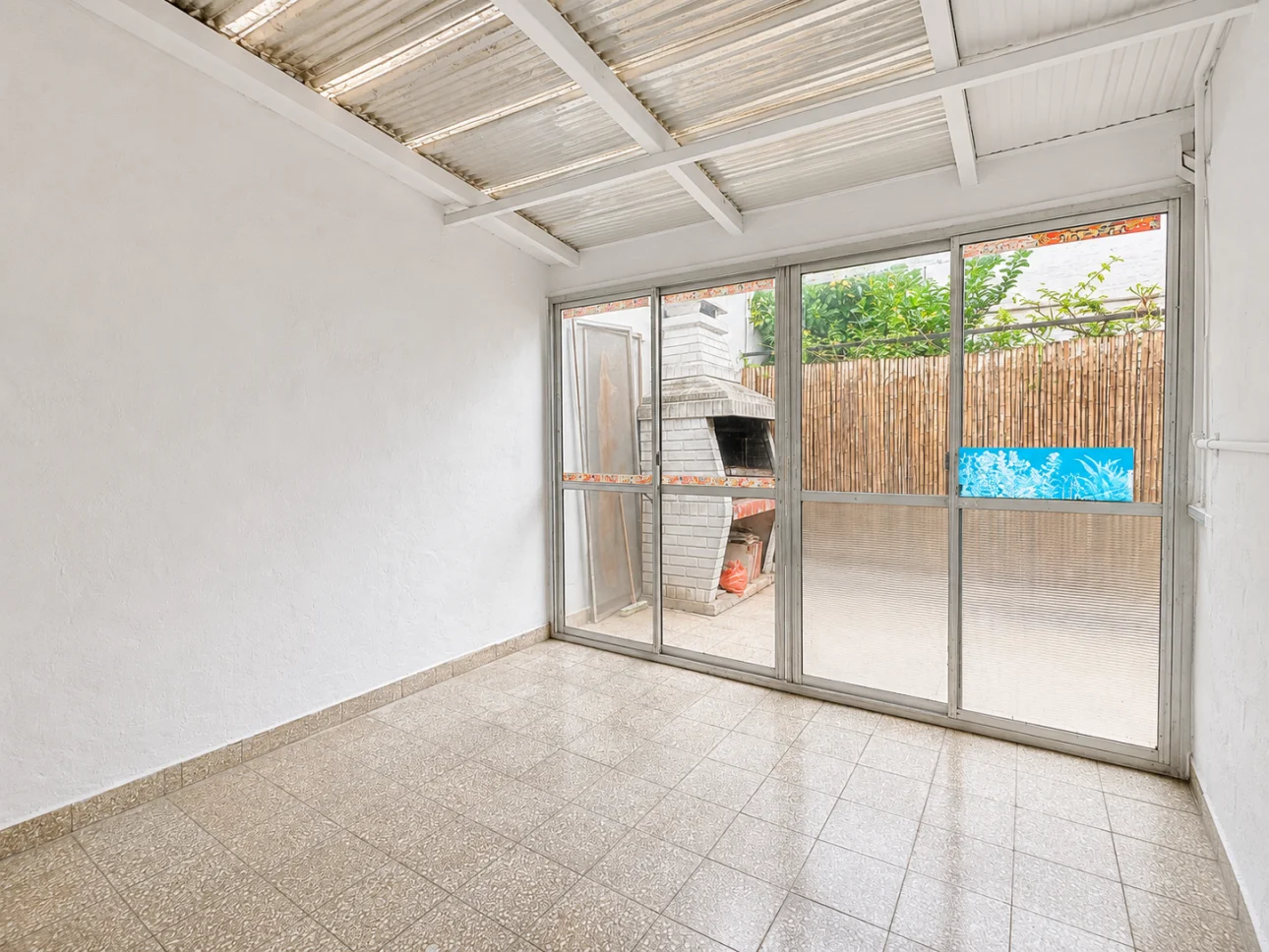 Chalet de 3 ambientes con patio y cochera