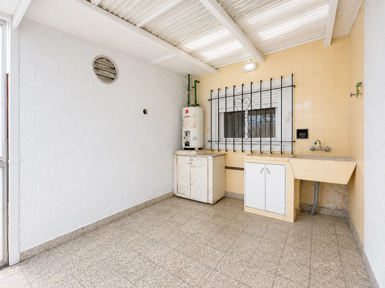 Chalet de 3 ambientes con patio y cochera