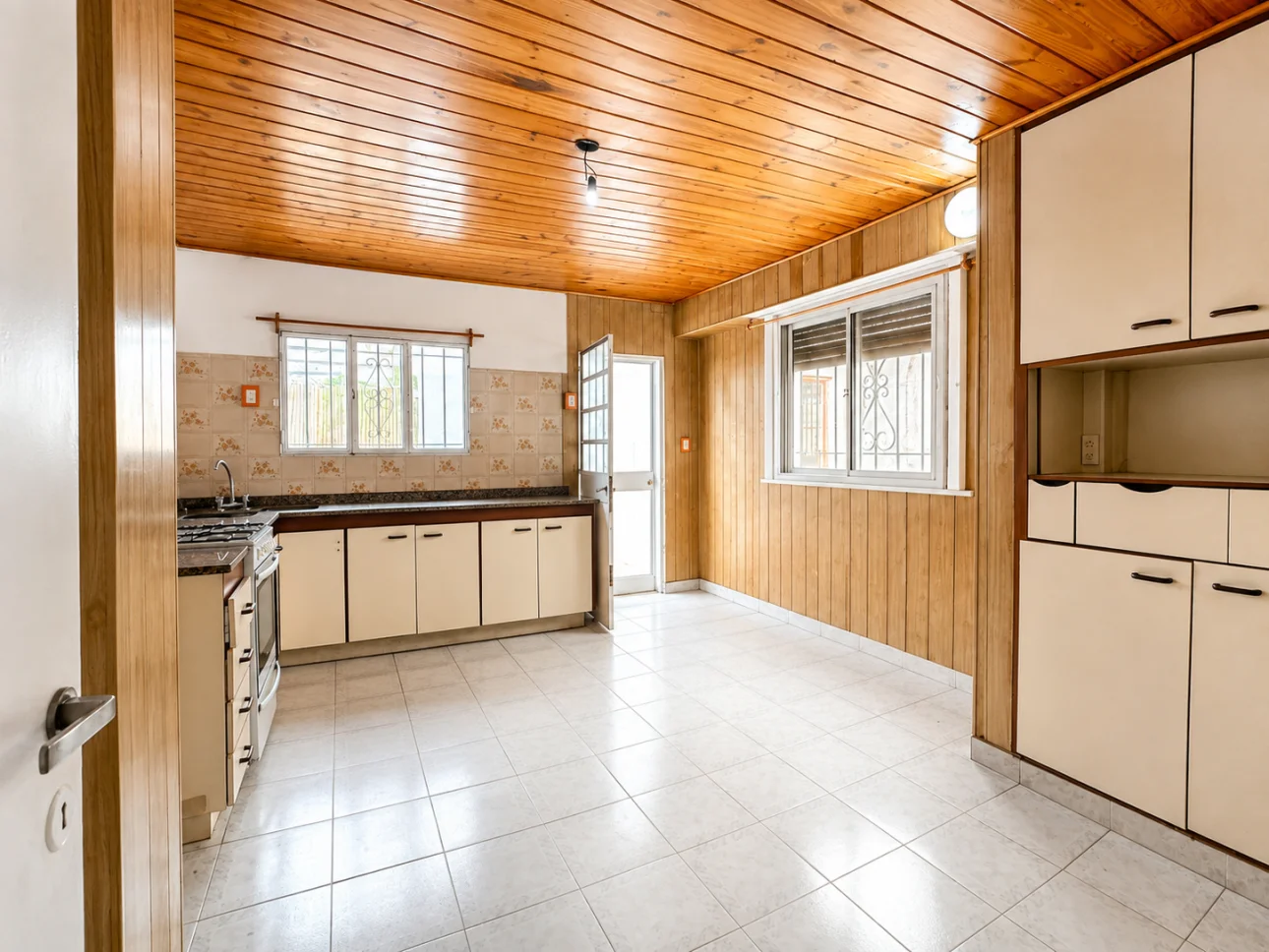 Chalet de 3 ambientes con patio y cochera