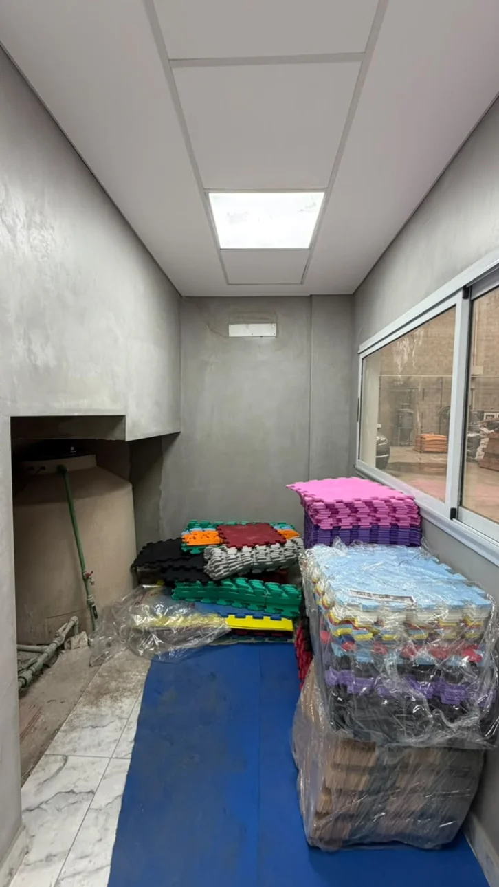 Amplio galpon con oficinas