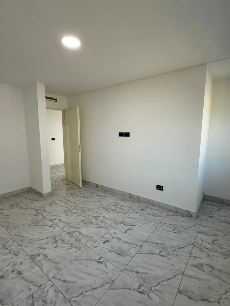Amplio galpon con oficinas