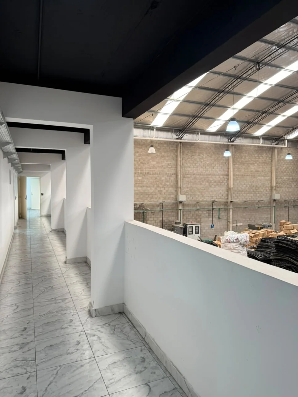 Amplio galpon con oficinas
