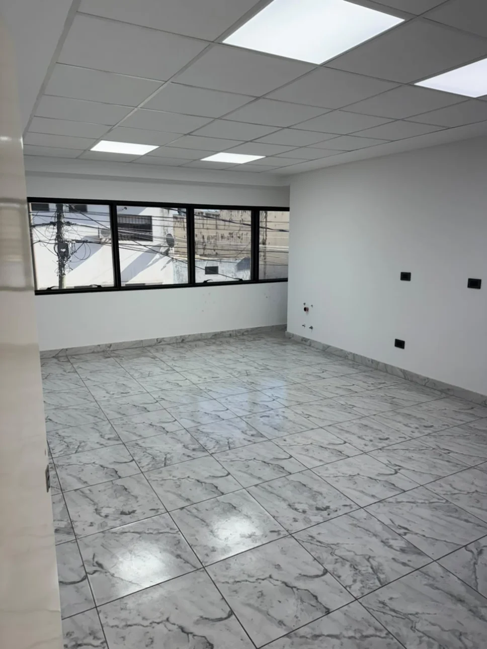 Amplio galpon con oficinas