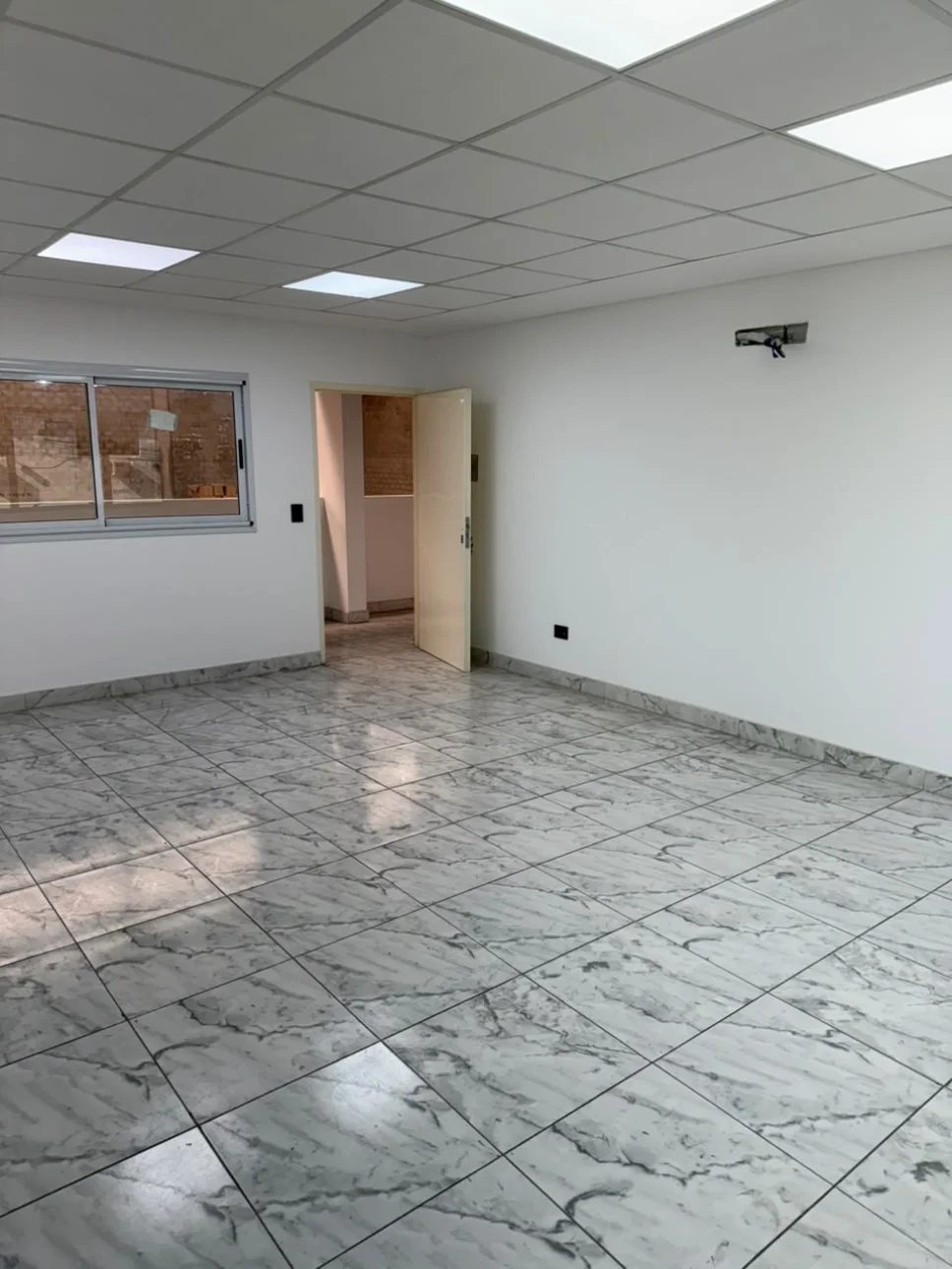 Amplio galpon con oficinas