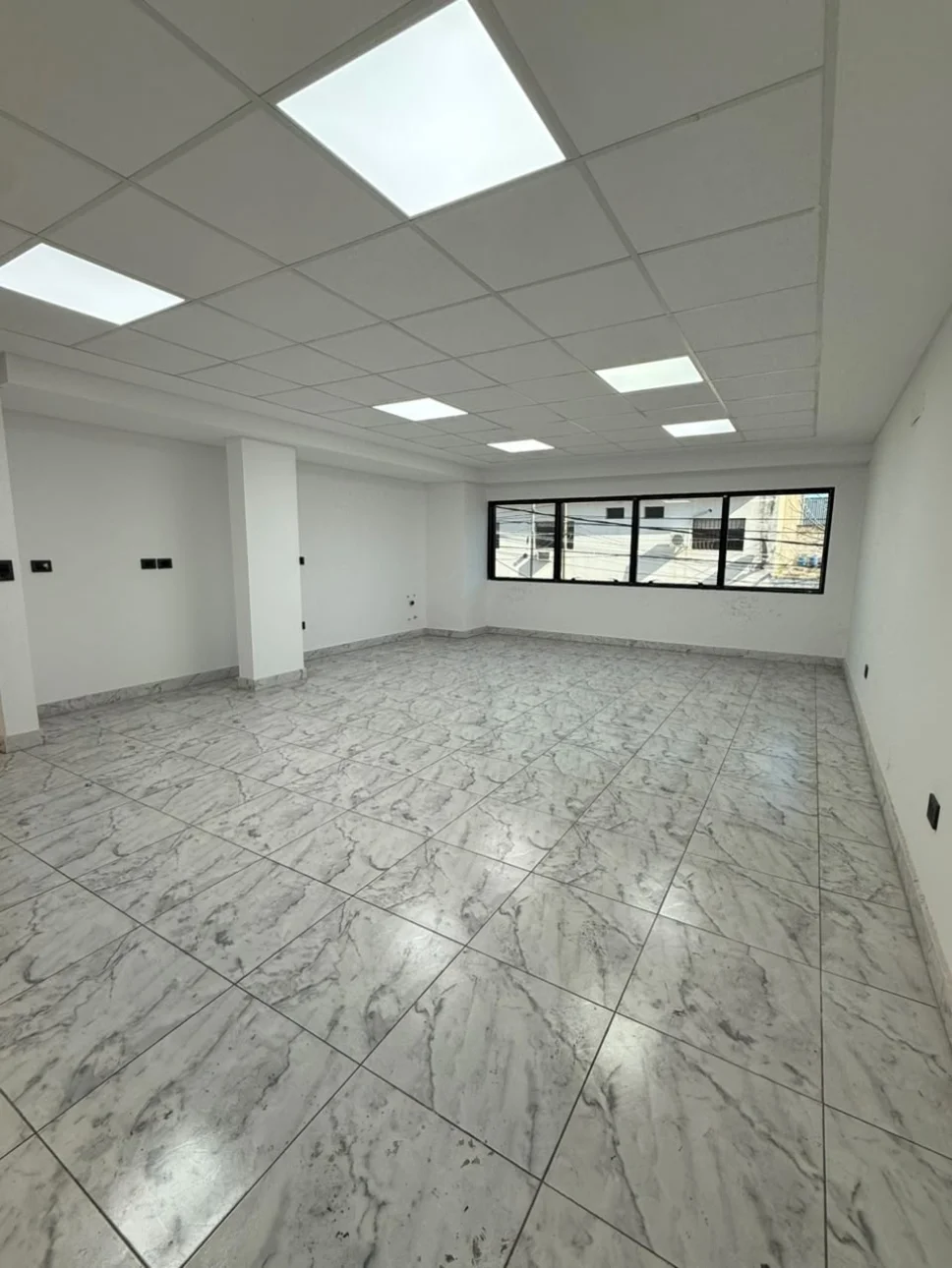 Amplio galpon con oficinas