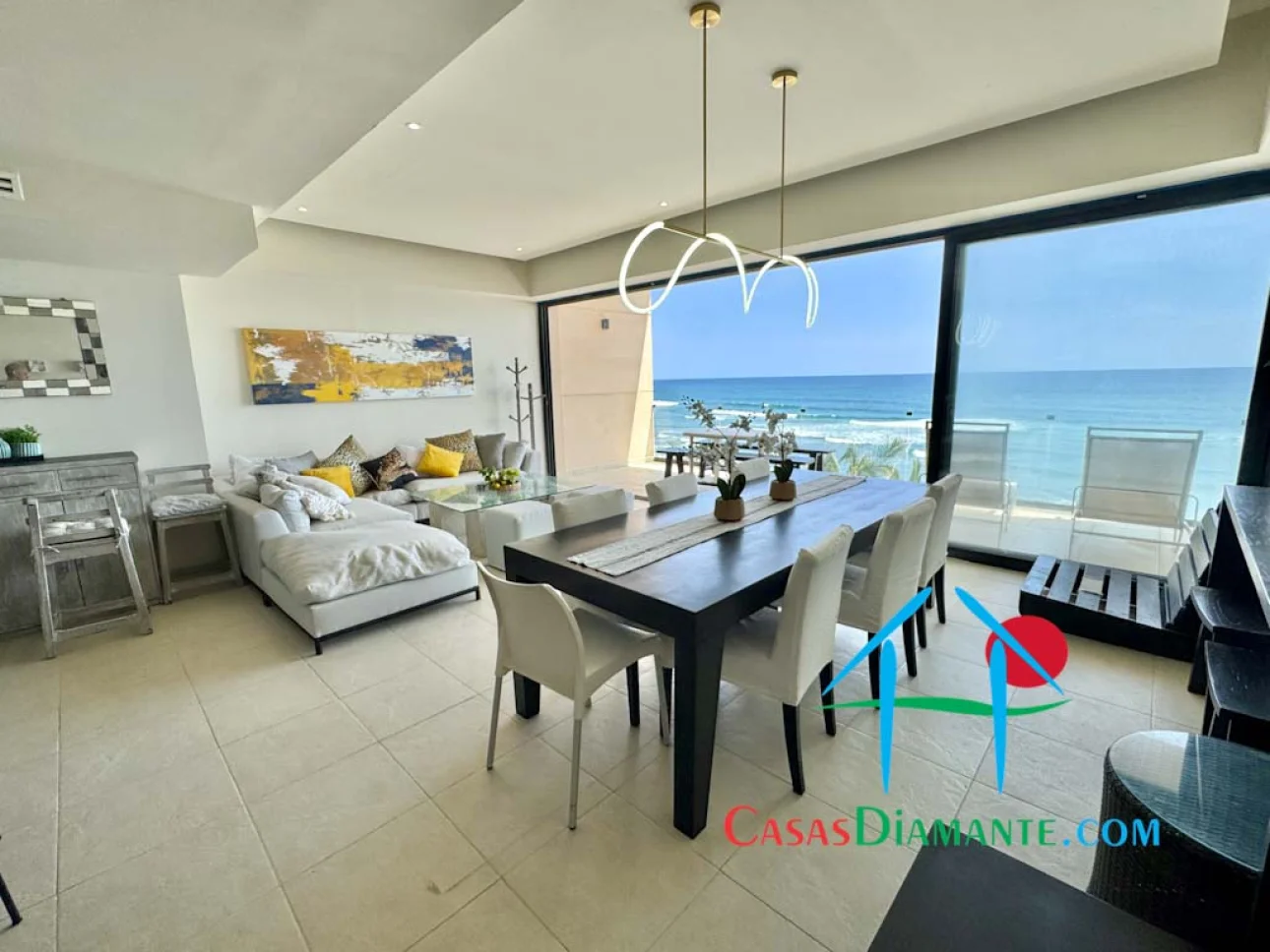A pie de playa con terraza y vista frontal al mar