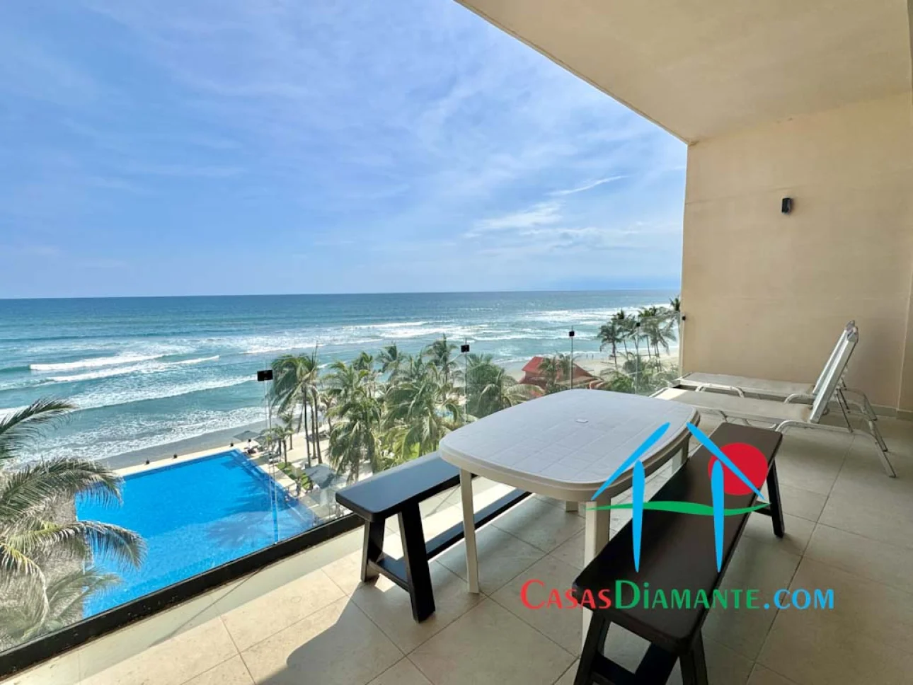 A pie de playa con terraza y vista frontal al mar