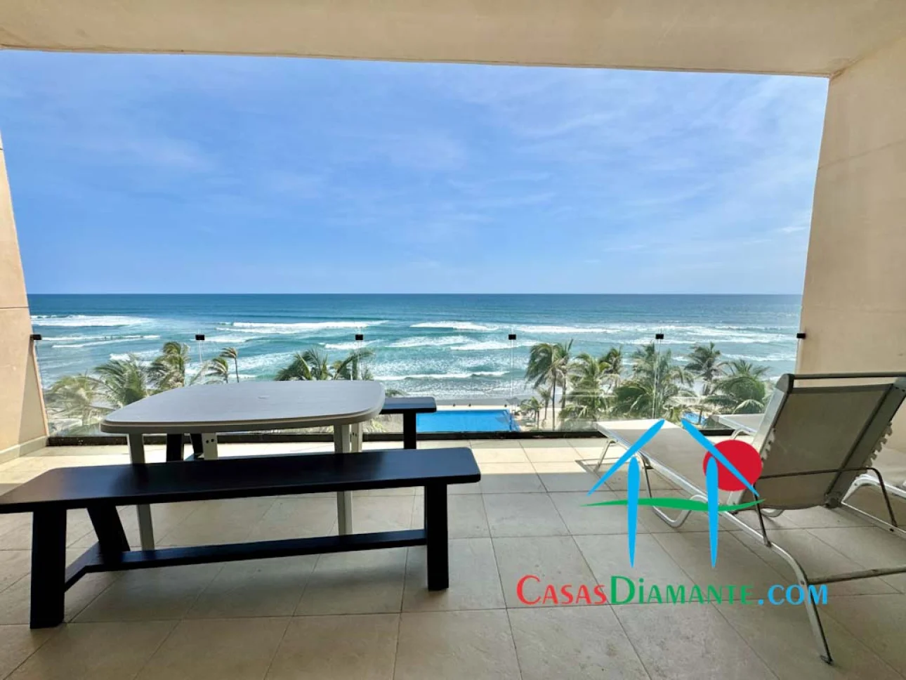 A pie de playa con terraza y vista frontal al mar
