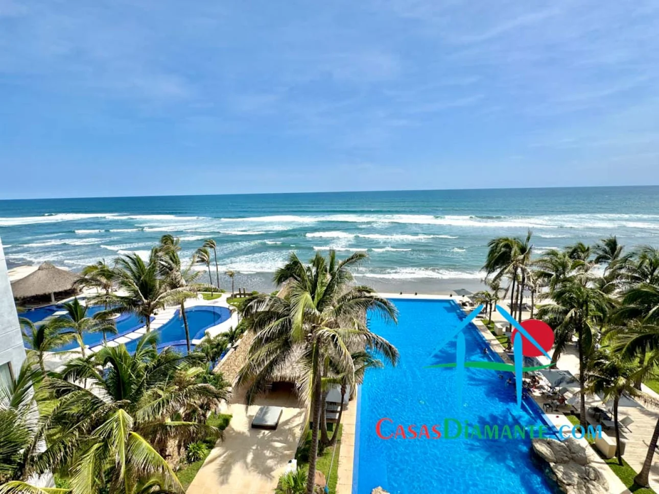 A pie de playa con terraza y vista frontal al mar