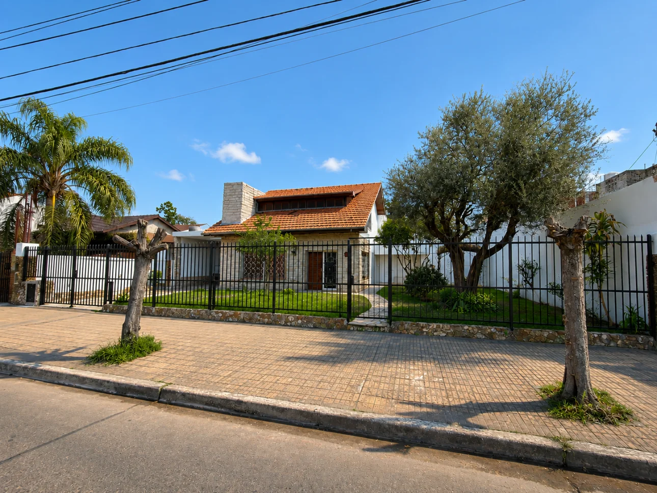 Chalet de 6 ambientes con jardines y cochera pasante