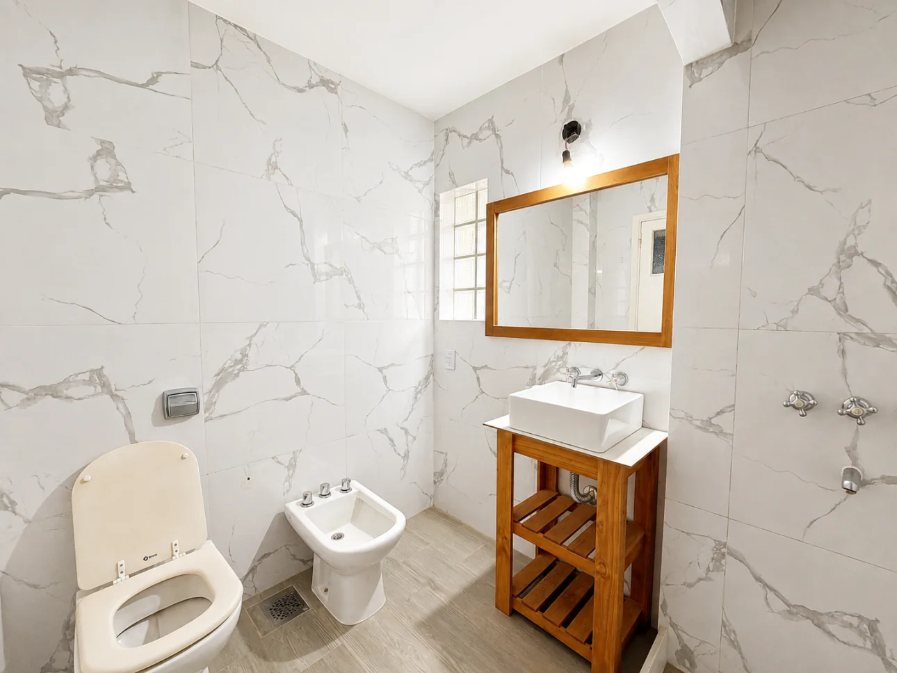 Chalet de 6 ambientes con jardines y cochera pasante