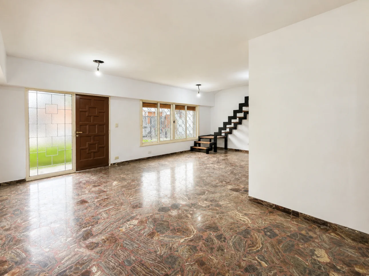Chalet de 6 ambientes con jardines y cochera pasante