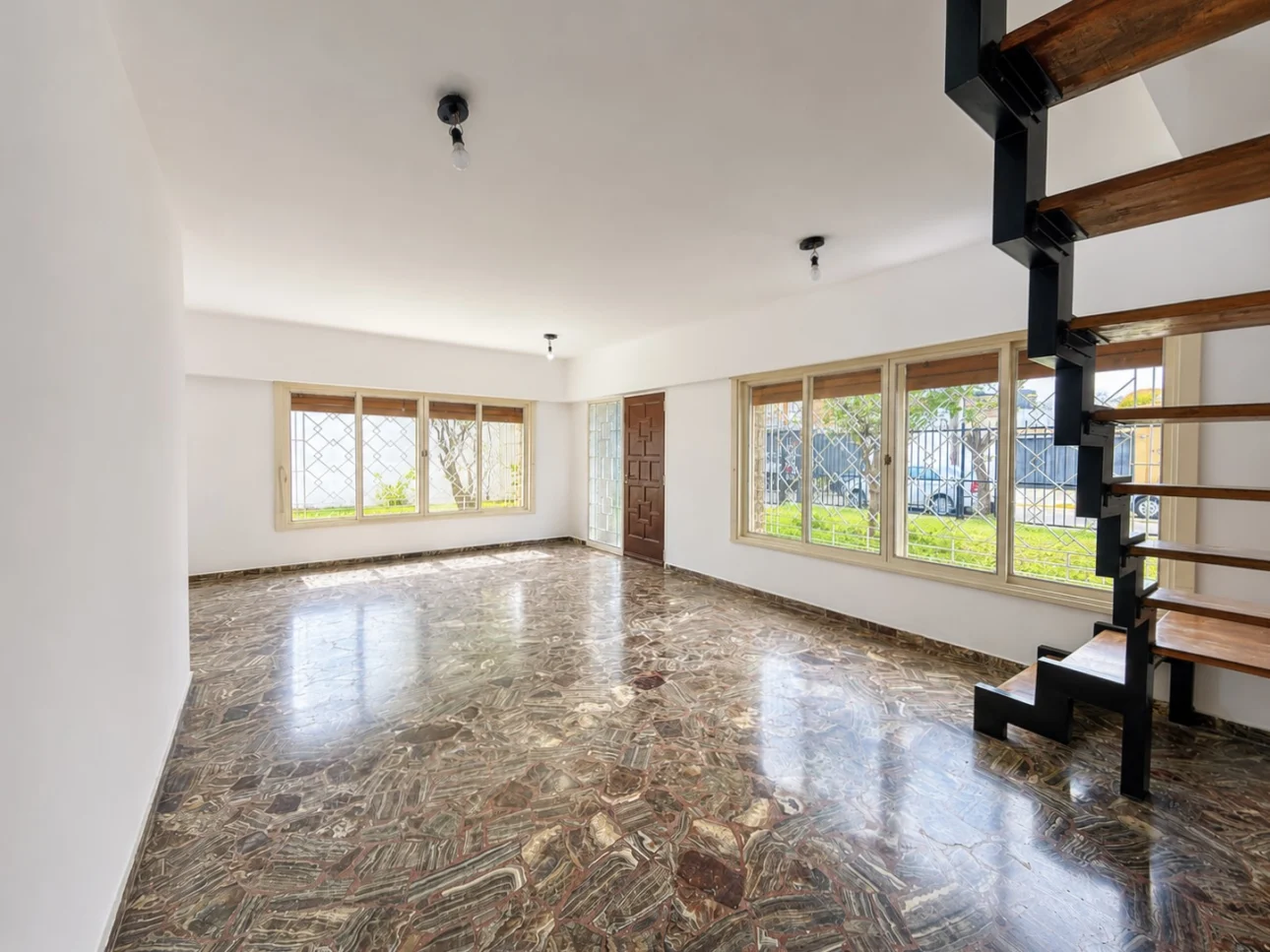 Chalet de 6 ambientes con jardines y cochera pasante