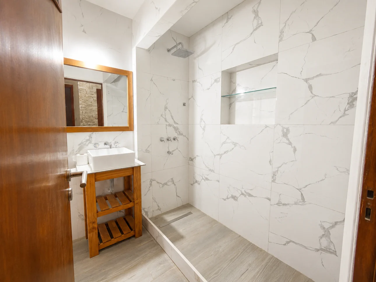 Chalet de 6 ambientes con jardines y cochera pasante