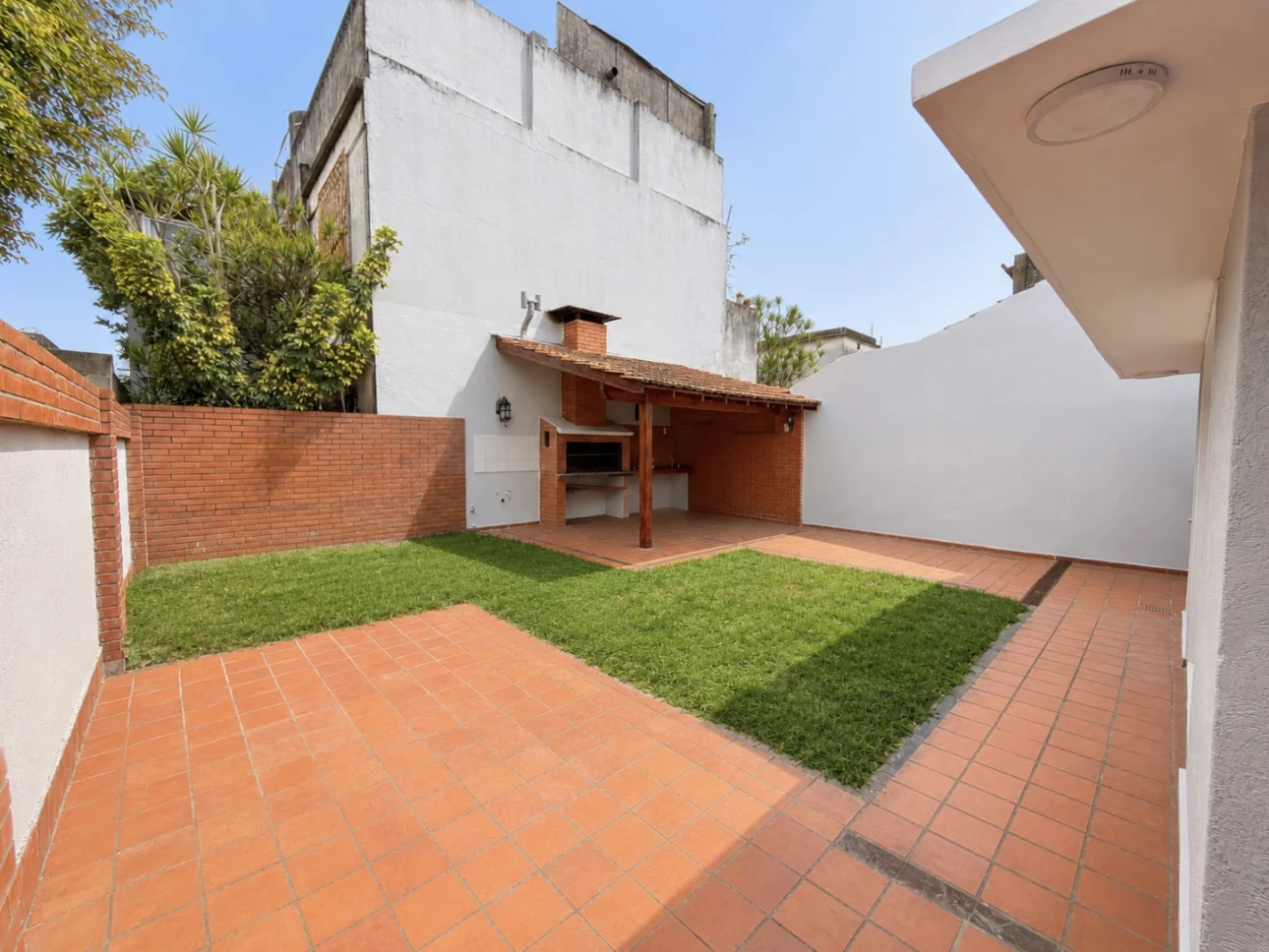 Chalet de 6 ambientes con jardines y cochera pasante