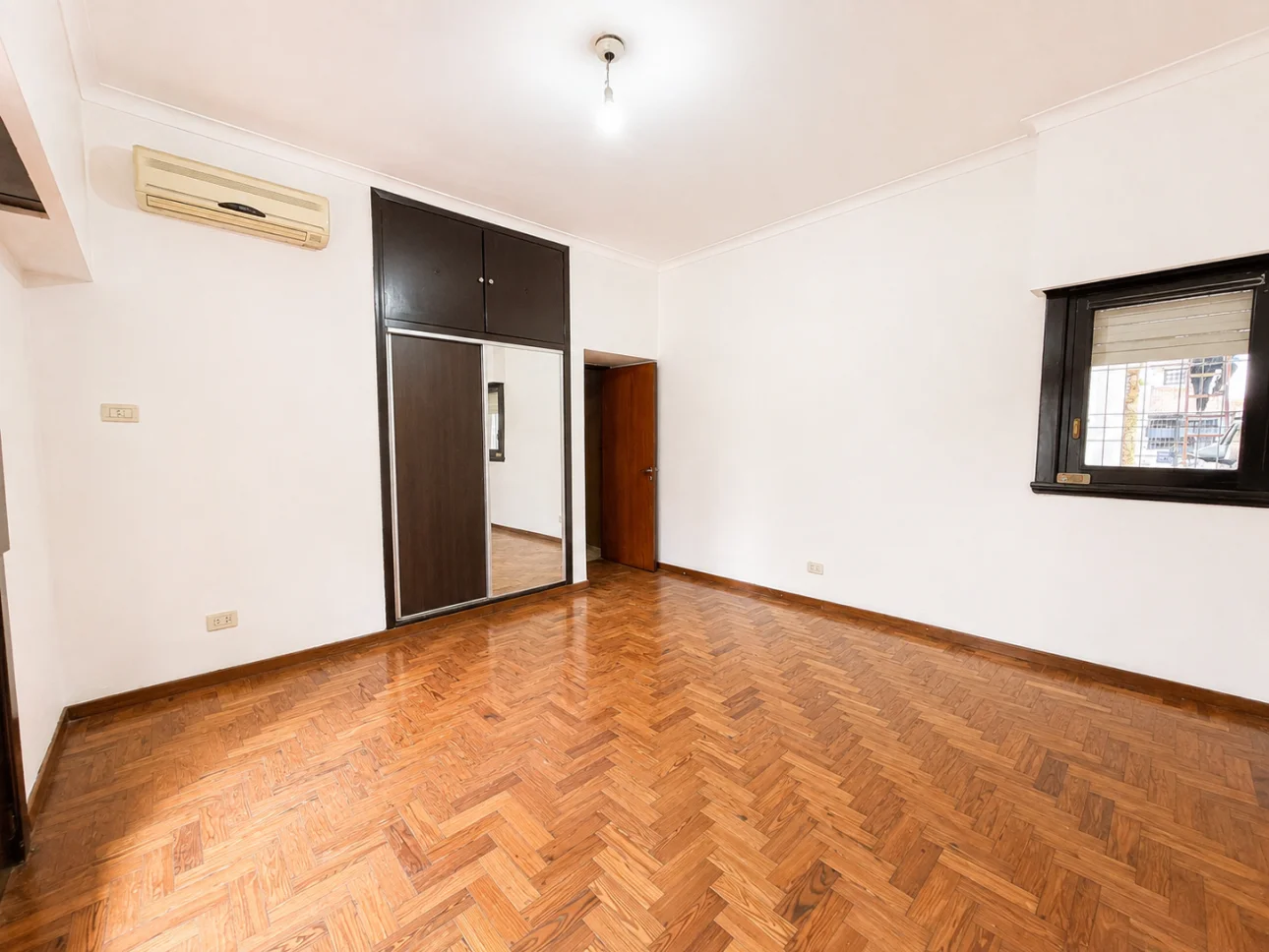 Chalet de 6 ambientes con jardines y cochera pasante