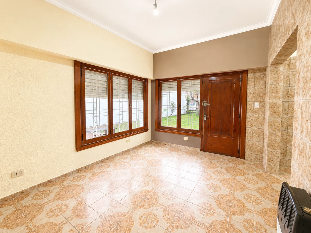 Chalet de 6 ambientes con jardines y cochera pasante