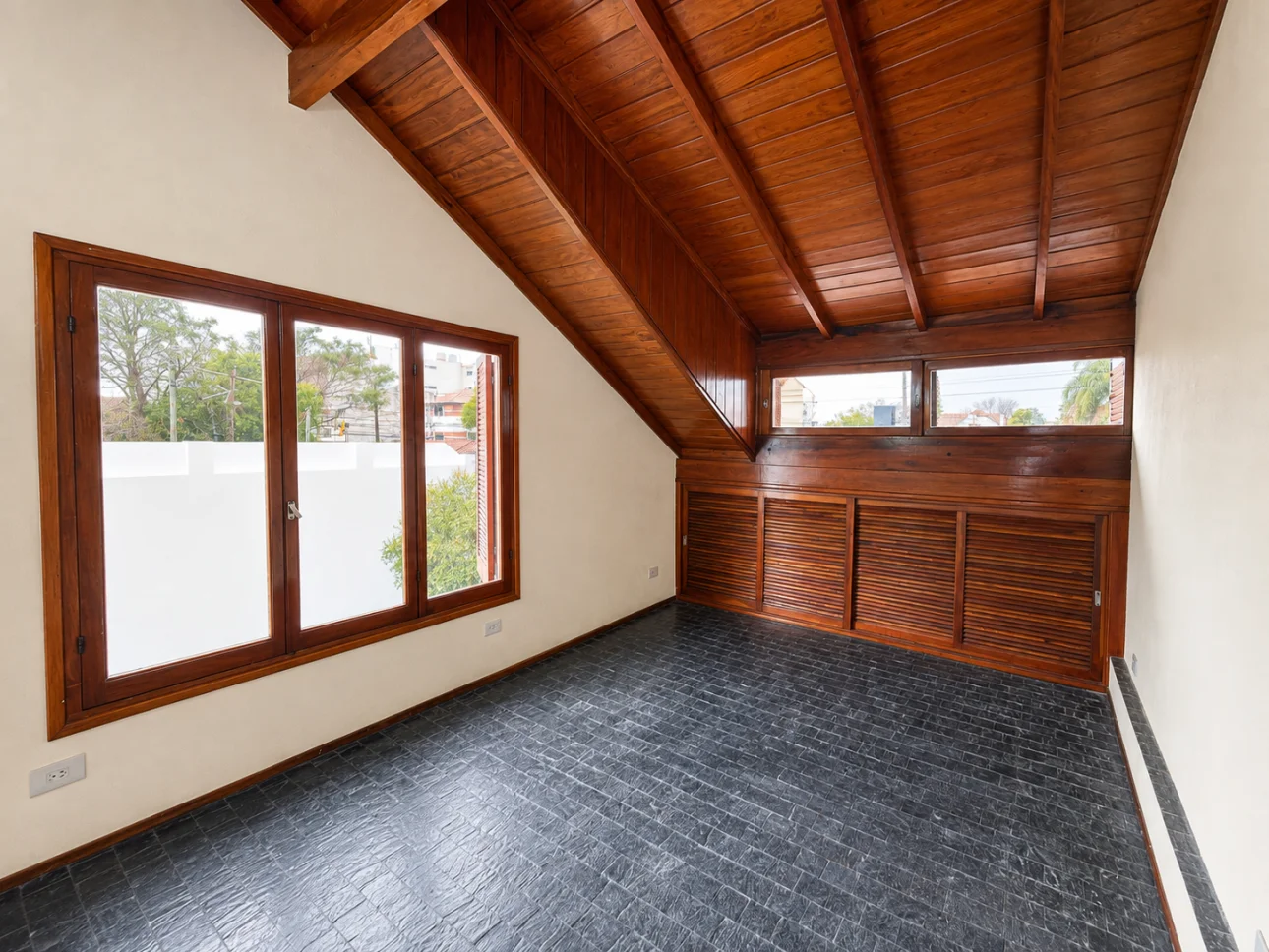 Chalet de 6 ambientes con jardines y cochera pasante