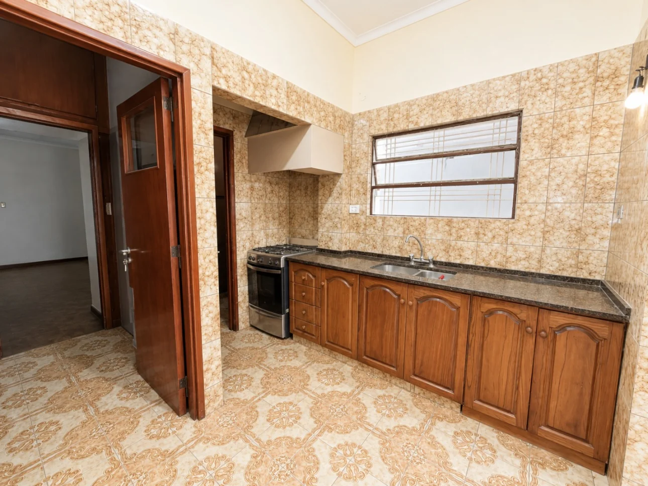 Chalet de 6 ambientes con jardines y cochera pasante