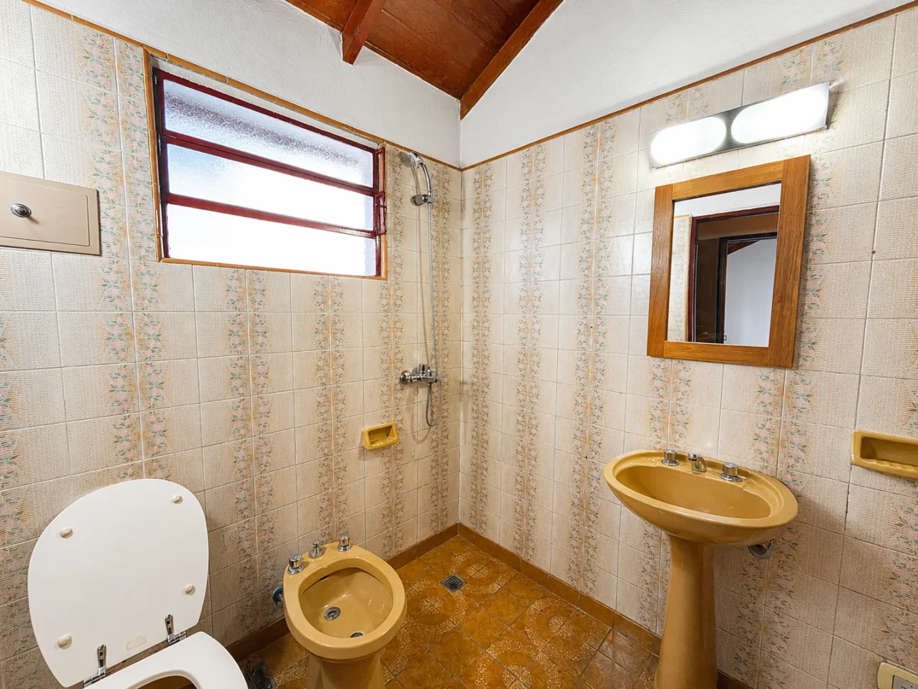 Chalet de 6 ambientes con jardines y cochera pasante