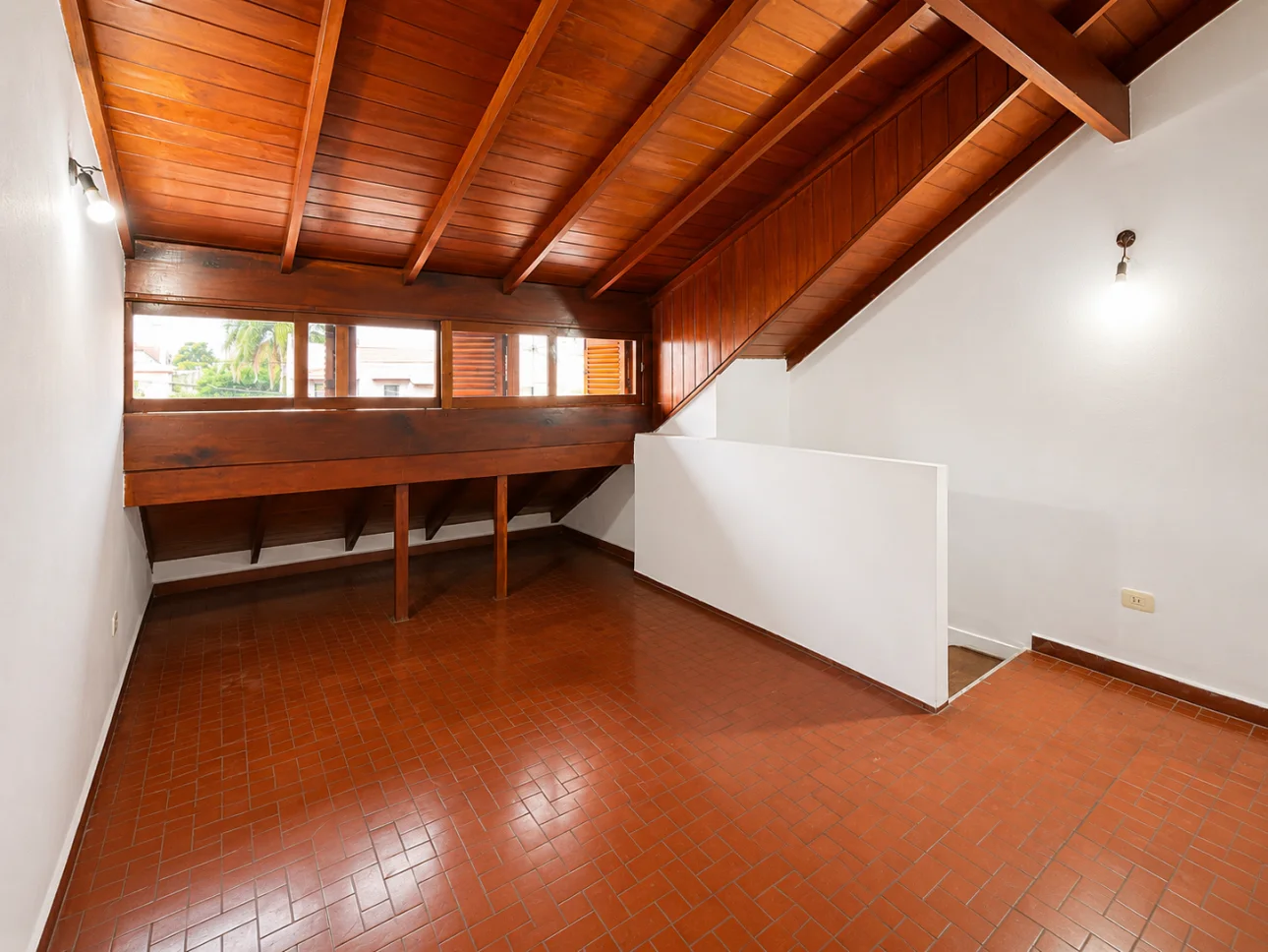 Chalet de 6 ambientes con jardines y cochera pasante
