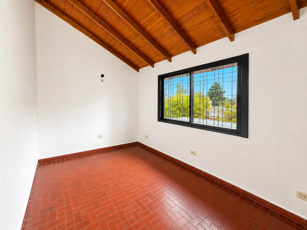 Chalet de 6 ambientes con jardines y cochera pasante