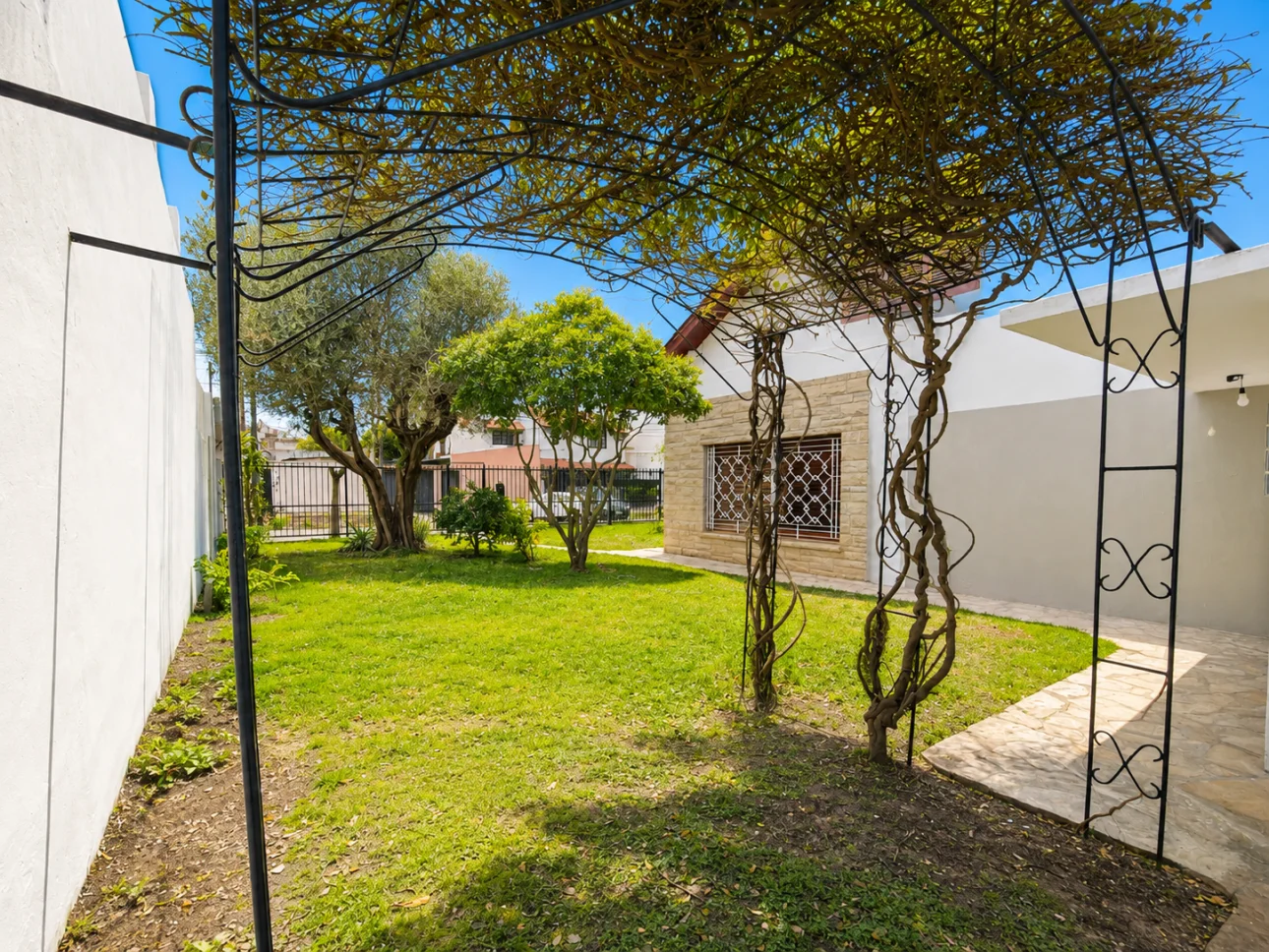 Chalet de 6 ambientes con jardines y cochera pasante