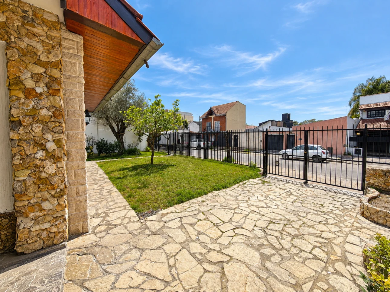 Chalet de 6 ambientes con jardines y cochera pasante