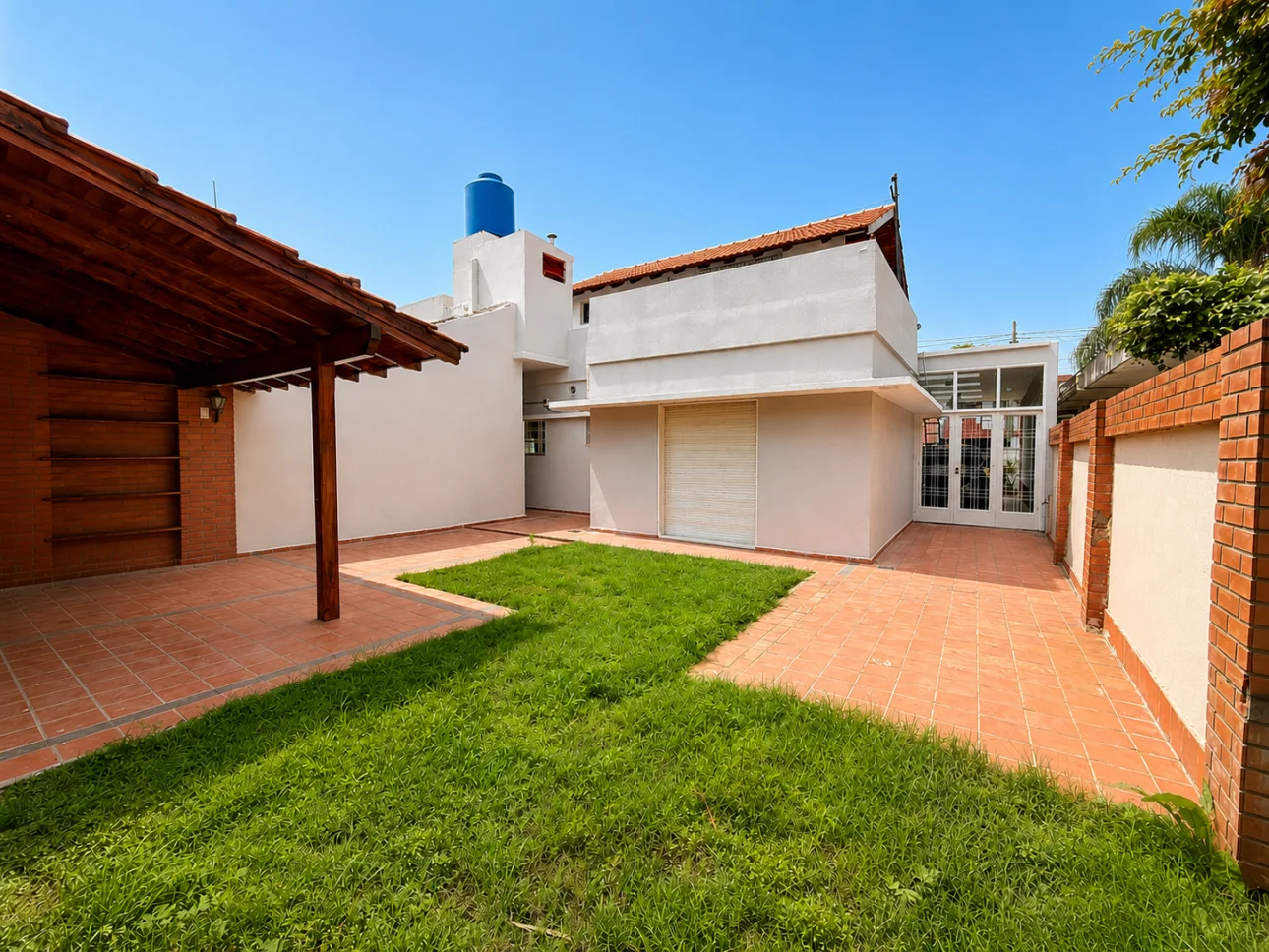 Chalet de 6 ambientes con jardines y cochera pasante