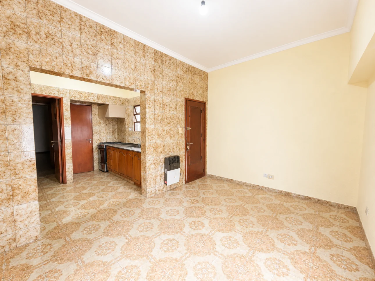Chalet de 6 ambientes con jardines y cochera pasante